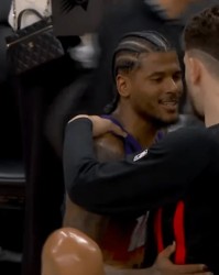 狗子28.com-兄弟情深！杰伦-格林生涯首次对阵火箭，赛后和申京拥抱示意