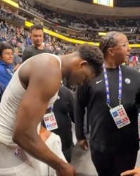 真宠粉！爱德华兹赛后送球衣&amp;鞋&amp;签名&amp;合照！球裤差点脱掉